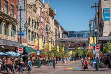 Calgary, Kanada-26 Temmuz 2019: Stephen Avenue Calgary Alberta içinde. Stephen Avenue Calgary popüler merkezi yaya alışveriş merkezi. 