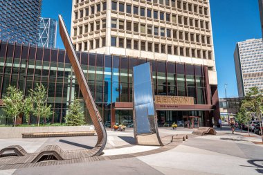 Calgary, Kanada-26 Temmuz 2019: bir yaz gününde Calgary finans bölgesinin merkezinde sokak sanatı.