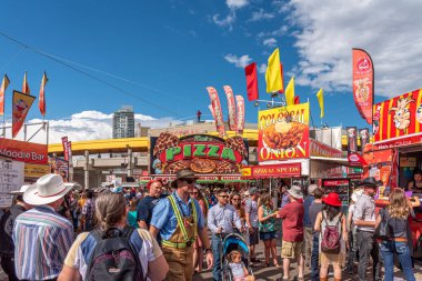 Calgary, Alberta-13 Temmuz 2019: Sights ve Calgary Stampede arazisi sesleri. Calgary Stampede dünyanın en büyük tarım, Rodeo ve midways biridir.