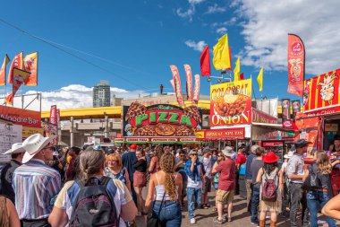 Calgary, Alberta-13 Temmuz 2019: Sights ve Calgary Stampede arazisi sesleri. Calgary Stampede dünyanın en büyük tarım, Rodeo ve midways biridir.