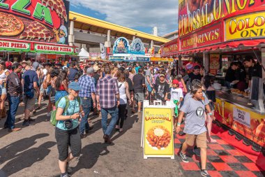 Calgary, Alberta-13 Temmuz 2019: Sights ve Calgary Stampede arazisi sesleri. Calgary Stampede dünyanın en büyük tarım, Rodeo ve midways biridir.