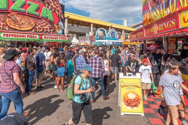 Calgary, Alberta-13 Temmuz 2019: Sights ve Calgary Stampede arazisi sesleri. Calgary Stampede dünyanın en büyük tarım, Rodeo ve midways biridir.
