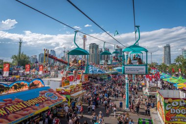 Calgary, Alberta-13 Temmuz 2019: Sights ve Calgary Stampede arazisi sesleri. Calgary Stampede dünyanın en büyük tarım, Rodeo ve midways biridir.