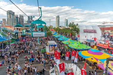 Calgary, Alberta-13 Temmuz 2019: Sights ve Calgary Stampede arazisi sesleri. Calgary Stampede dünyanın en büyük tarım, Rodeo ve midways biridir.