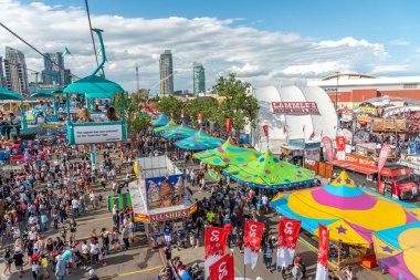 Calgary, Alberta-13 Temmuz 2019: Sights ve Calgary Stampede arazisi sesleri. Calgary Stampede dünyanın en büyük tarım, Rodeo ve midways biridir.