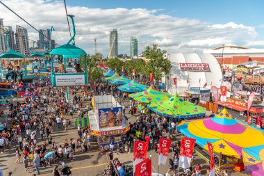 Calgary, Alberta-13 Temmuz 2019: Sights ve Calgary Stampede arazisi sesleri. Calgary Stampede dünyanın en büyük tarım, Rodeo ve midways biridir.