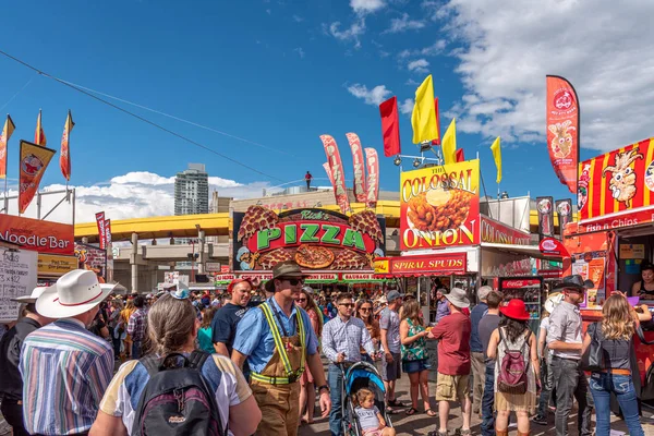 Calgary, Alberta-13 Temmuz 2019: Sights ve Calgary Stampede arazisi sesleri. Calgary Stampede dünyanın en büyük tarım, Rodeo ve midways biridir.