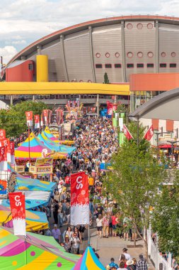 Calgary, Alberta-13 Temmuz 2019: Sights ve Calgary Stampede arazisi sesleri. Calgary Stampede dünyanın en büyük tarım, Rodeo ve midways biridir.