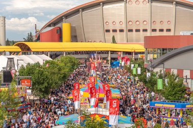Calgary, Alberta-13 Temmuz 2019: Sights ve Calgary Stampede arazisi sesleri. Calgary Stampede dünyanın en büyük tarım, Rodeo ve midways biridir.