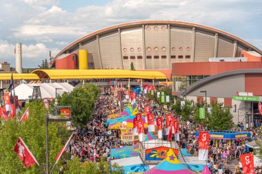 Calgary, Alberta-13 Temmuz 2019: Sights ve Calgary Stampede arazisi sesleri. Calgary Stampede dünyanın en büyük tarım, Rodeo ve midways biridir.