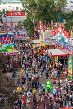 Calgary, Alberta-13 Temmuz 2019: Sights ve Calgary Stampede arazisi sesleri. Calgary Stampede dünyanın en büyük tarım, Rodeo ve midways biridir.