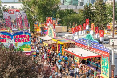 Calgary, Alberta-13 Temmuz 2019: Sights ve Calgary Stampede arazisi sesleri. Calgary Stampede dünyanın en büyük tarım, Rodeo ve midways biridir.