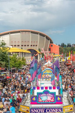 Calgary, Alberta-13 Temmuz 2019: Sights ve Calgary Stampede arazisi sesleri. Calgary Stampede dünyanın en büyük tarım, Rodeo ve midways biridir.