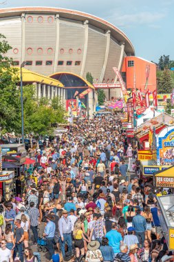 Calgary, Alberta-13 Temmuz 2019: Sights ve Calgary Stampede arazisi sesleri. Calgary Stampede dünyanın en büyük tarım, Rodeo ve midways biridir.
