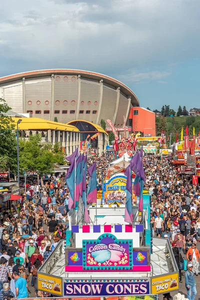 Calgary, Alberta-13 Temmuz 2019: Sights ve Calgary Stampede arazisi sesleri. Calgary Stampede dünyanın en büyük tarım, Rodeo ve midways biridir.