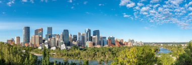 Calgary, Alberta, Kanada Bow Nehri boyunca şehrin manzarası