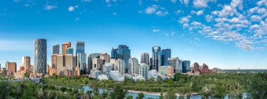 Calgary, Alberta, Kanada Bow Nehri boyunca şehrin manzarası