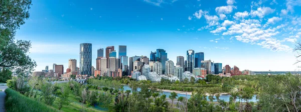 Panoramę Miasta Calgary Alberta Kanada Wzdłuż Rzeki Łuk — Zdjęcie stockowe