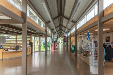 Batoche, Saskatchewan - 6 Ağustos 2019: Batoche, Saskatchewan 'daki Ziyaretçi Resepsiyon Merkezi ve Müze Binası. Batoche, Metilerle Kanada hükümeti arasındaki bir savaşın yeriydi..