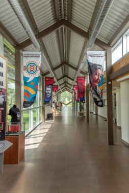 Batoche, Saskatchewan - 6 Ağustos 2019: Batoche, Saskatchewan 'daki Ziyaretçi Resepsiyon Merkezi ve Müze Binası. Batoche, Metilerle Kanada hükümeti arasındaki bir savaşın yeriydi..