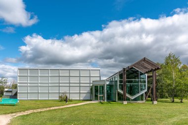 Batoche, Saskatchewan - 6 Ağustos 2019: Batoche, Saskatchewan 'daki Ziyaretçi Resepsiyon Merkezi ve Müze Binası. Batoche, Metilerle Kanada hükümeti arasındaki bir savaşın yeriydi..