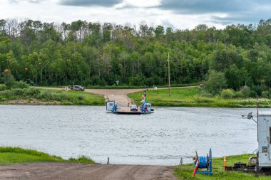 Saskatchewan 'daki St. Laurent feribotu Batoche yakınlarındaki Güney Saskatchewan nehri boyunca ilerliyor..