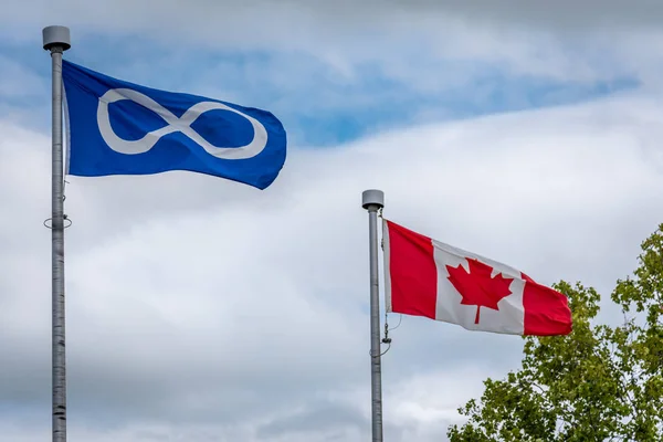 Metis Och Kanadensiska Flaggor Som Seglar Batoche National Historic Site — Stockfoto