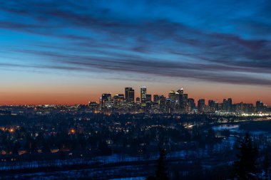 Kış boyunca Calgary Skyline 'ın güzel bir manzarası.. 