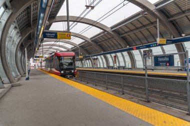 Calgary 'de C-Train, Alberta. C-Treni Calgary 'nin ana hafif demiryolu taşımacısıdır ve günde 300.000' den fazla insan taşır.