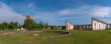 Büyük Vadi 'deki terk edilmiş tren istasyonu, Alberta.