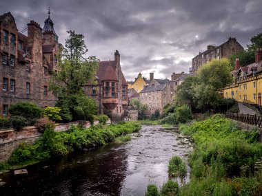 Pitoresk ve tarihi Dean Köyü akan Leith su huzurlu Edinburgh yaz sahne