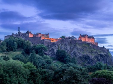 Edinburgh Castle View Princes Street gece adlı.