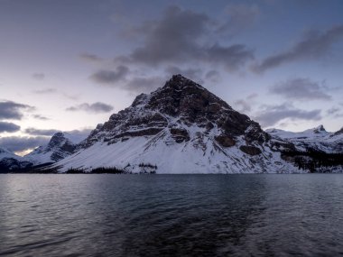 Yay Gölü ve Crowfoot dağ Banff National Park Crowfoot Glacier içinde belgili tanımlık geçmiş. Yay Zirvesi tabanında bulunan, Wapta Icefield yay buzul Gölü beslenir.