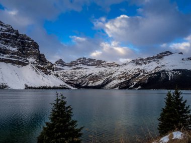 Yay Gölü ve Crowfoot dağ Banff National Park Crowfoot Glacier içinde belgili tanımlık geçmiş. Yay Zirvesi tabanında bulunan, Wapta Icefield yay buzul Gölü beslenir.