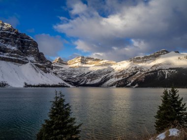 Yay Gölü ve Crowfoot dağ Banff National Park Crowfoot Glacier içinde belgili tanımlık geçmiş. Yay Zirvesi tabanında bulunan, Wapta Icefield yay buzul Gölü beslenir.