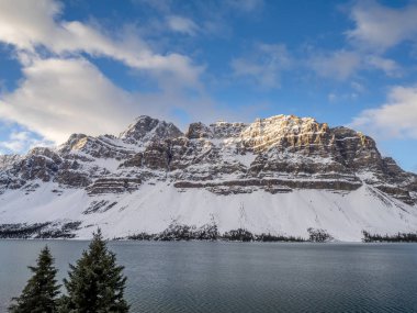 Yay Gölü ve Crowfoot dağ Banff National Park Crowfoot Glacier içinde belgili tanımlık geçmiş. Yay Zirvesi tabanında bulunan, Wapta Icefield yay buzul Gölü beslenir.