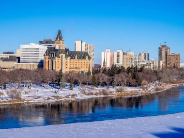 Saskatchewan Nehri Vadisi ve Saskatoon manzarası bir soğuk kış gününde.