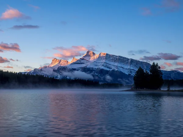 Góry Rundle Odzwierciedlające Dwóch Jack Lake Parku Narodowym Banff Sunrise — Zdjęcie stockowe