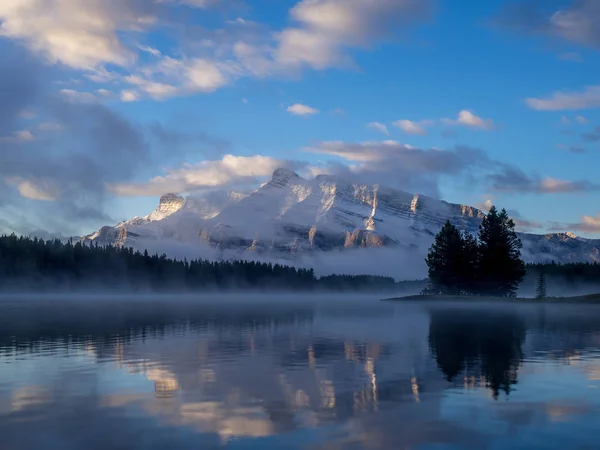 Rundle Berg Spiegelt Sich Zwei Jack Lake Banff Nationalpark Bei — Stockfoto