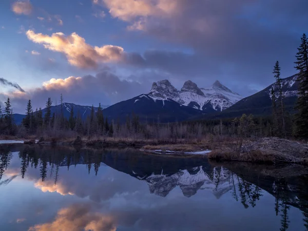 Three Sisters Rocky Mountains Reflecting Bow River — Stock fotografie