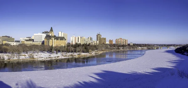 Κοιλάδα Του Ποταμού Saskatchewan Και Σασκατούν Στον Ορίζοντα Μια Κρύα — Φωτογραφία Αρχείου