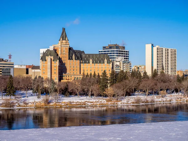 Κοιλάδα Του Ποταμού Saskatchewan Και Σασκατούν Στον Ορίζοντα Μια Κρύα — Φωτογραφία Αρχείου