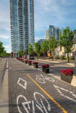 Calgary, Alberta - 12 Haziran 2020: Calgary Alberta 'da özel bir bisiklet yolu manzarası.