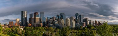 Calgary 'nin güzel bir bahar akşamında ufuk çizgisi manzarası.