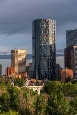 Calgary 'nin güzel bir bahar akşamında ufuk çizgisi manzarası.