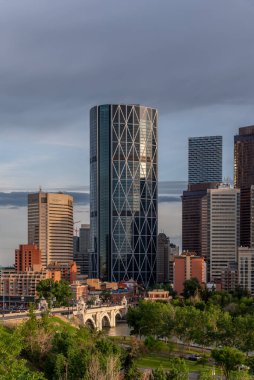 Calgary 'nin güzel bir bahar akşamında ufuk çizgisi manzarası.