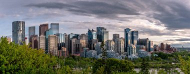 Calgary 'nin güzel bir bahar akşamında ufuk çizgisi manzarası.