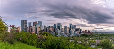 Calgary 'nin güzel bir bahar akşamında ufuk çizgisi manzarası.