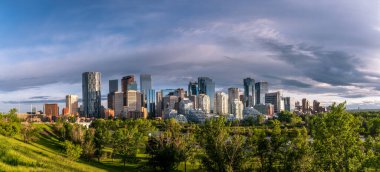Calgary 'nin güzel bir bahar akşamında ufuk çizgisi manzarası.