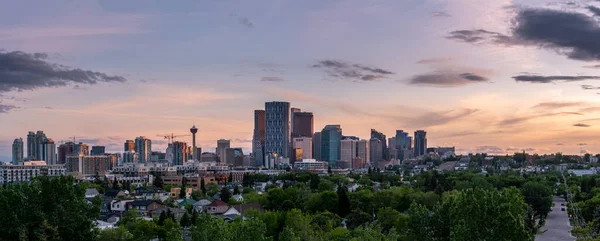 Calgary Nin Güzel Bir Bahar Akşamında Ufuk Çizgisi Manzarası — Stok fotoğraf